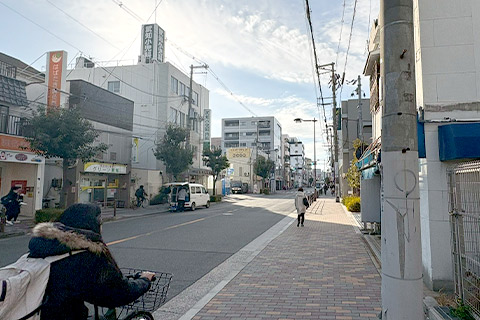 右手にローソンが見える信号を右折します。